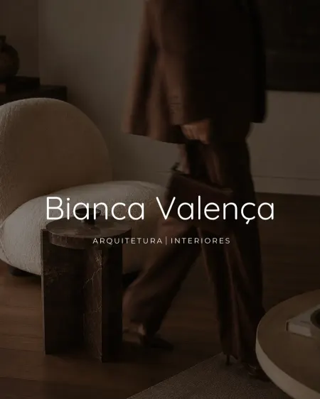 Logotipo Bianca Valença, arquitetura e interiores, sobre fotografia de interior
